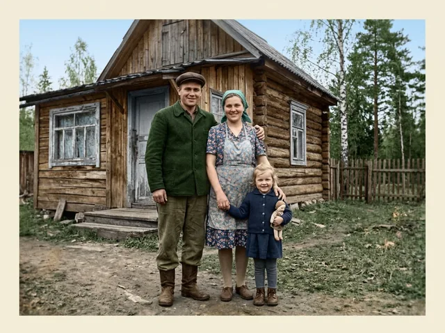 Отреставрируй фотографию: убери заломы, царапины и пятна, раскрась её в естественные цвета. Лица людей сохрани.